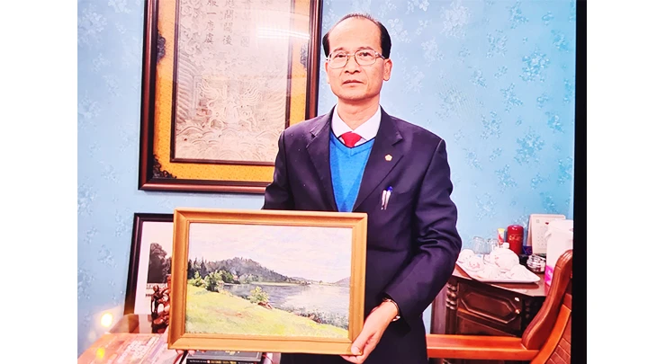 Ông Hoàng Việt Trung giới thiệu bức “Chiều tà” của Vua Hàm Nghi. 