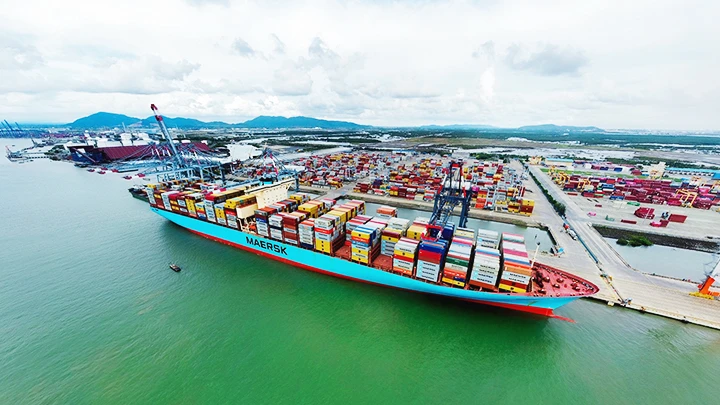 Cảng CMIT, một trong những cảng lớn nhất tại Cái Mép - Thị Vải luôn tiên phong tiếp nhận các tàu trọng tải lớn hơn 200 nghìn tấn. Ảnh: TRÀ NGÂN