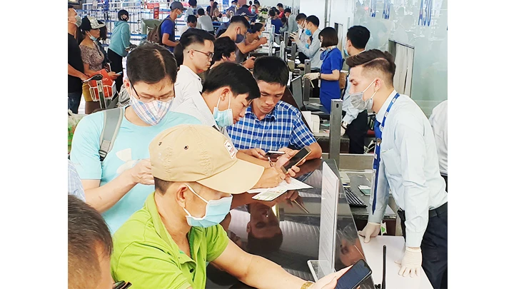 Khai báo y tế tại Sân bay Nội Bài. Ảnh: BẮC SƠN