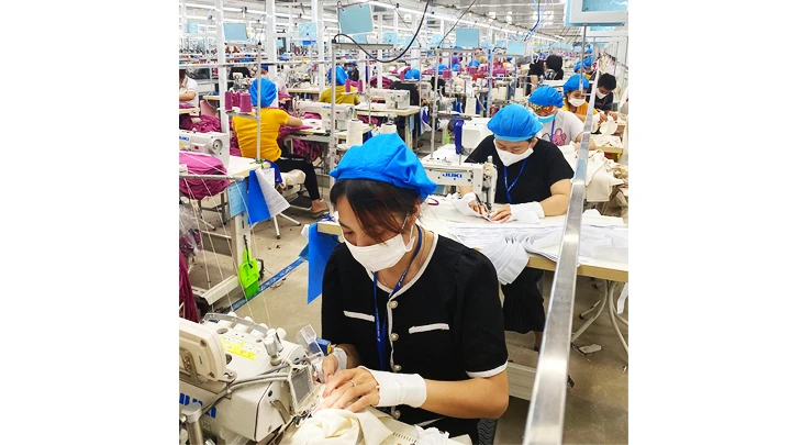 Nhiều nhà máy may mặc xuất khẩu được doanh nghiệp nước ngoài đầu tư tại huyện Diễn Châu.