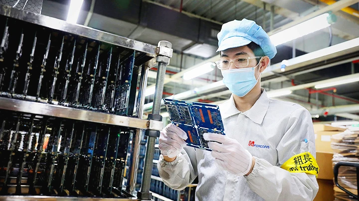 Sản xuất linh kiện điện tử tại Khu công nghiệp Đình Trám (Việt Yên, Bắc Giang). Ảnh: LÊ DANH LAM
