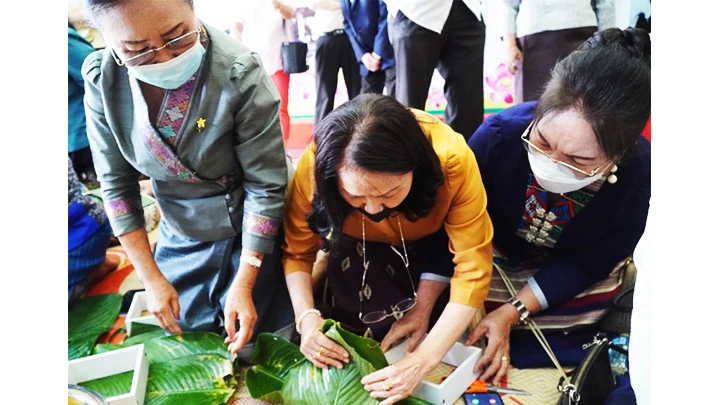 Hoạt động gói bánh chưng của các cựu lưu học sinh Lào học tập tại Việt Nam. Ảnh: VOV
