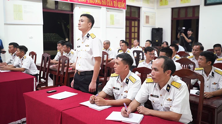 Trung úy Trần Bá Long tại lễ kết nạp Đảng trên đảo Sinh Tồn ngày 1/1/2023.