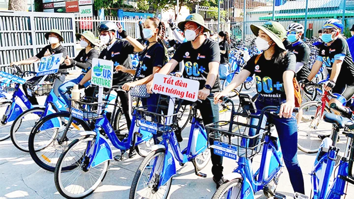Hoạt động đạp xe kêu gọi hưởng ứng chiến dịch Giờ Trái đất của các bạn trẻ năm 2022.