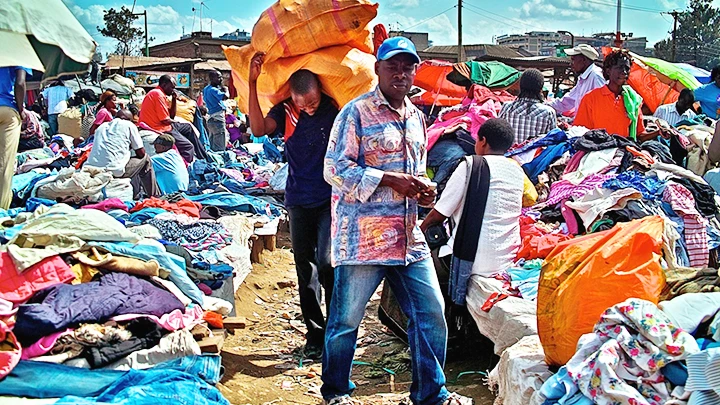 Chợ đồ cũ Gikomba ở Kenya. Ảnh: WSJ
