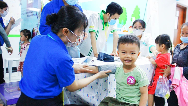 Trẻ em bị ảnh hưởng bởi dịch Covid-19 và trẻ em có hoàn cảnh khó khăn đang được các bác sĩ trẻ khám bệnh miễn phí.