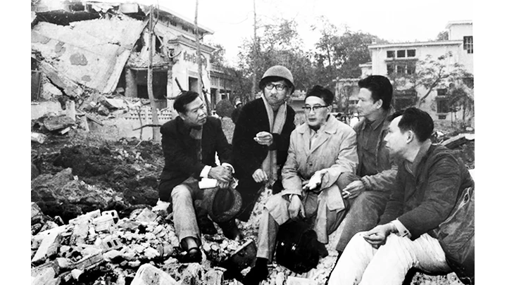 Nhà báo Thép Mới (ngoài cùng bên phải) và các nhà văn đến hiện trường sau khi Bệnh viện Bạch Mai bị ném bom B52 tháng 12/1972. Ảnh tư liệu