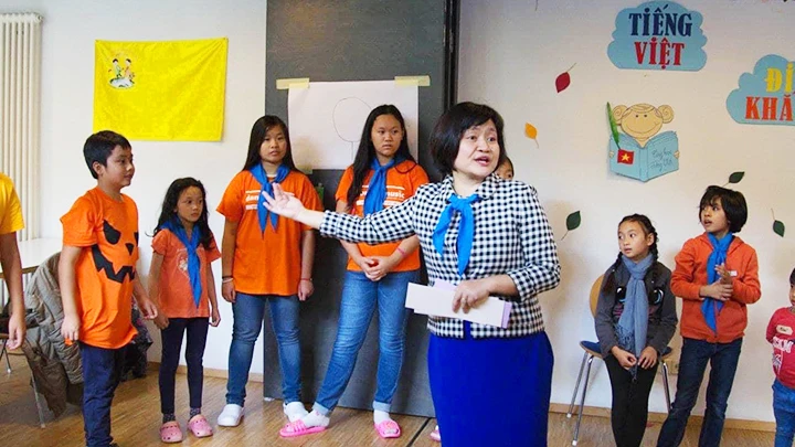 Tiến sĩ Nguyễn Thụy Anh dạy tiếng Việt cho trẻ em người Việt tại Stuttgart (Đức). Ảnh: NVCC