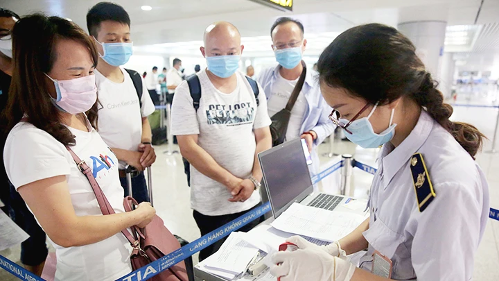 Kiểm dịch nhập cảnh tại sân bay quốc tế Tân Sơn Nhất.