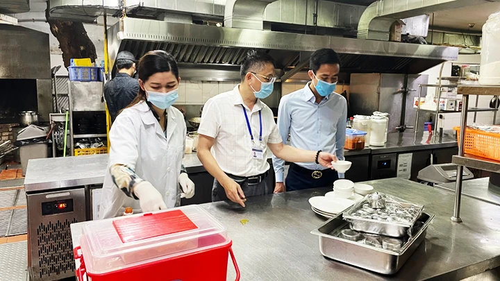 Kiểm tra an toàn thực phẩm tại một nhà hàng ở quận Hoàn Kiếm. Ảnh: TUỔI TRẺ THỦ ĐÔ
