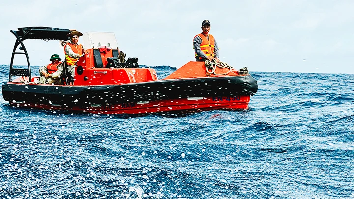 Kíp trực của các kiểm ngư giữa sóng, gió để bảo vệ chủ quyền biển đảo Tổ quốc.