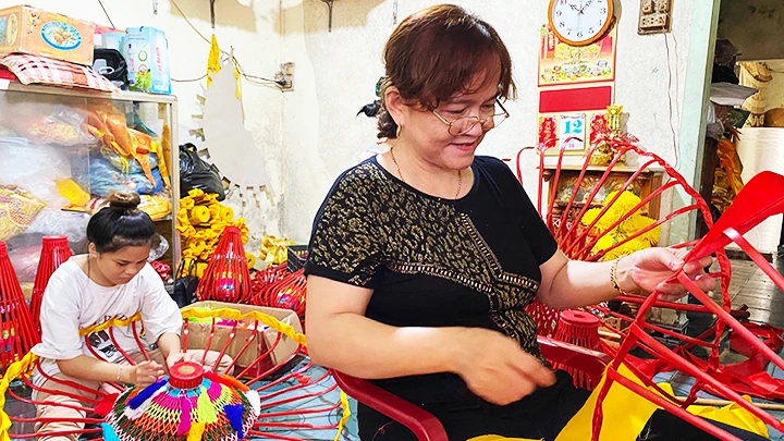 Còn rất ít hộ dân ở Huế theo đuổi với nghề làm lọng.