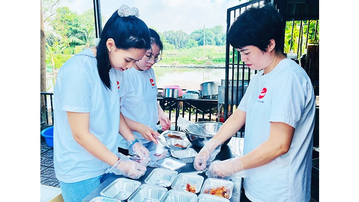 Chuẩn bị suất ăn cho bệnh nhi và thân nhân Bệnh viện Nhi đồng TP Hồ Chí Minh.