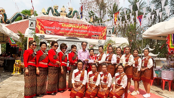 Hai đội văn nghệ Thái-Việt (người Thái mặc áo trắng) chụp ảnh lưu niệm tại Lễ hội Đức Thánh Trần ở That Phanom, tỉnh Nakhon Phanom.
