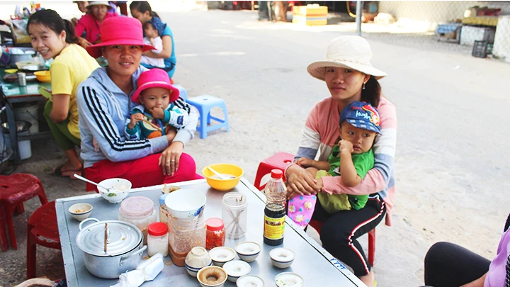 Hàng bánh bèo làng biển Sơn Hải.