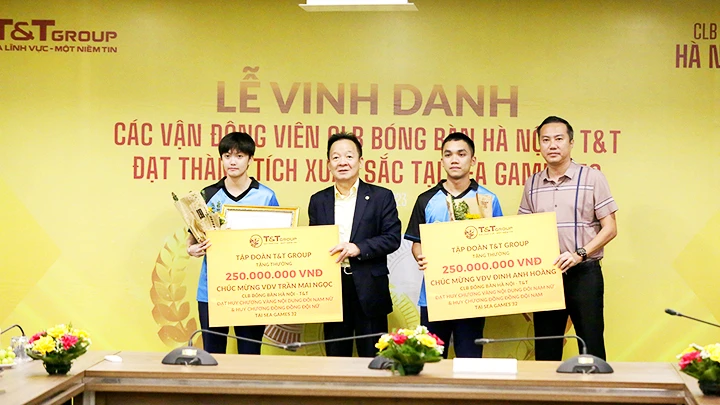 Doanh nhân Đỗ Quang Hiển trao thưởng cho các vận động viên CLB bóng bàn Hà Nội T&T đạt thành tích xuất sắc tại SEA Games 32.