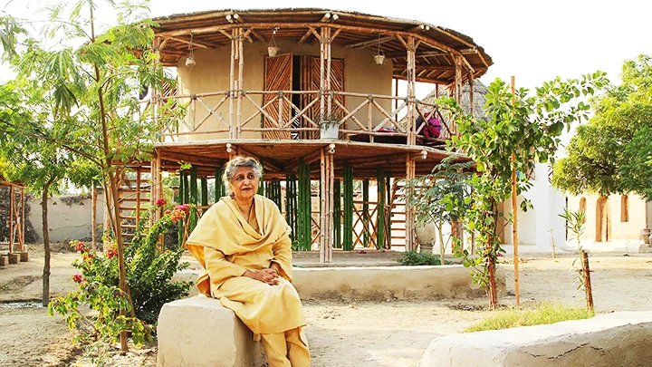 Kiến trúc sư Yasmeen Lari bên ngôi nhà bằng tre chống lũ lụt. Ảnh: GETTY IMAGES