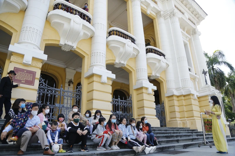 Các em học sinh tham gia tour giới thiệu di sản của Bảo tàng lịch sử Việt Nam. Ảnh: K.MINH