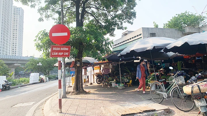 Khu chợ “cóc” đầu đường Láng vẫn ngày ngày chiếm dụng vỉa hè, lòng đường để buôn bán.
