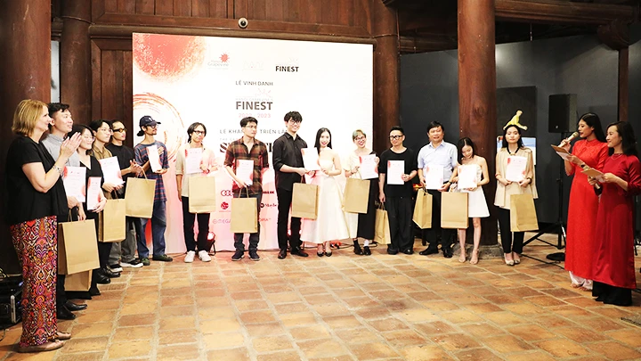Các nghệ sĩ lên nhận giải thưởng tại Lễ vinh danh Hanoi rapevine’s Finest 2022-2023. 