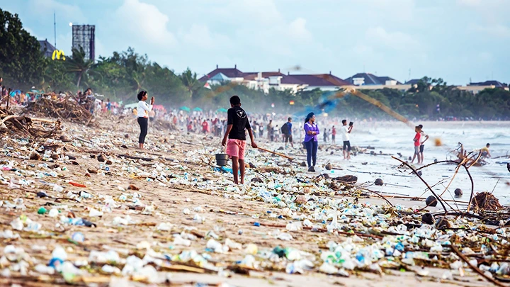 Rác thải nhựa đang tràn ngập các bãi biển trên thế giới. Ảnh: EURACTIV