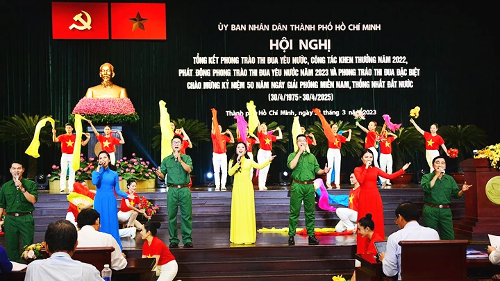 Chương trình văn nghệ chào mừng lễ tổng kết phong trào thi đua yêu nước tại TP Hồ Chí Minh. Ảnh: NGUYỄN PHAN