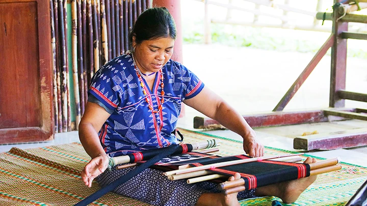 Chị Bhling Thị Treng giữ nghề dệt, tạo thu nhập. 