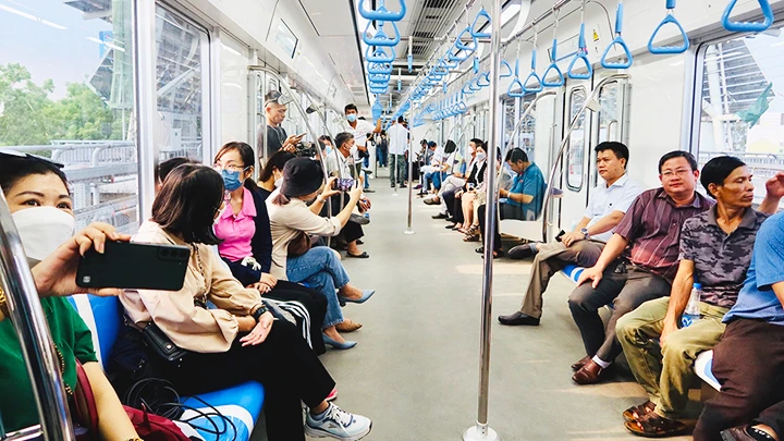 Hành khách trên chuyến tàu chạy thử nghiệm của tuyến metro Thành phố Hồ Chí Minh.