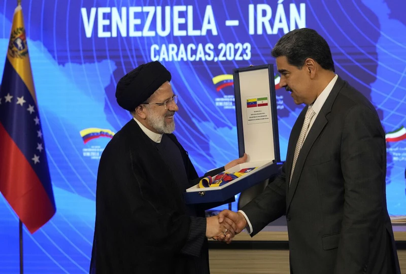 Tổng thống Iran Ebrahim Raisi (trái) gặp gỡ người đồng cấp Venezuela Nicolas Maduro. Ảnh: AP