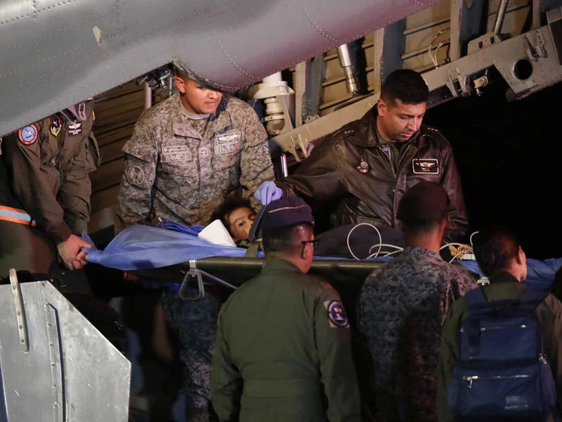 Lực lượng cứu hộ Colombia đưa các em tới bệnh viện. Ảnh: AP