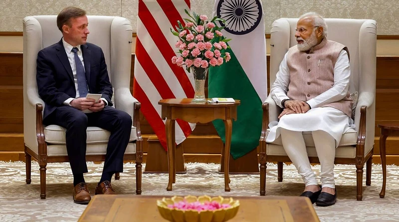 Thủ tướng Ấn Độ Narendra Modi (phải) tiếp ông Jake Sullivan tại New Delhi. Ảnh: INDIAN EXPRESS