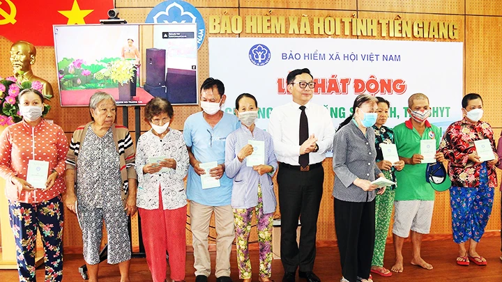 Bảo hiểm xã hội tỉnh Tiền Giang trao thẻ bảo hiểm y tế cho người có hoàn cảnh khó khăn.