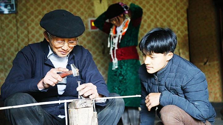 Nghề làm bạc truyền thống của người Mông tại Đồng Văn đang được giữ gìn và truyền dạy cho thế hệ kế cận. Ảnh: KHIẾU MINH