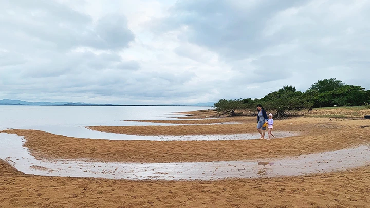 Bãi cát trên hòn Cái Mắt Lẻ.