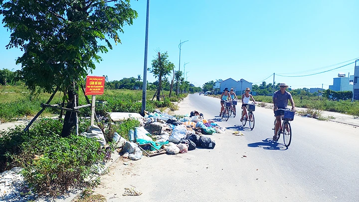 Rác tấp đống tại đường Lê Hồng Phong (phường Cẩm Phố, Hội An).