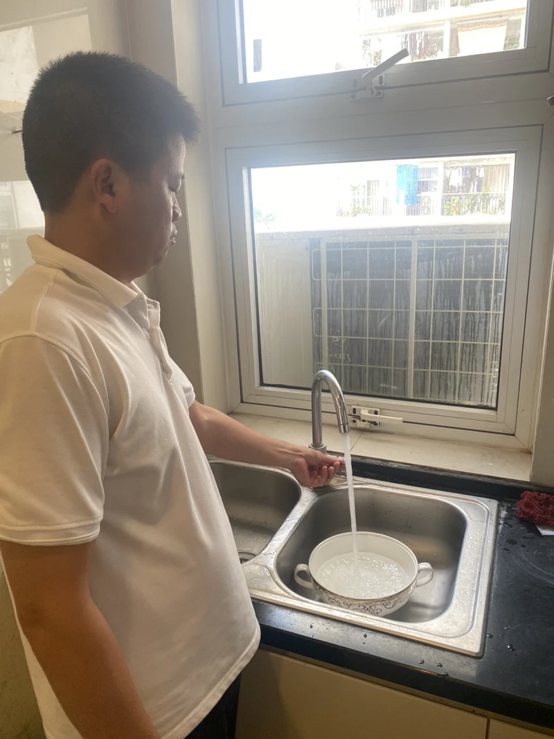 Anh Lương Ngọc Quỳnh - căn hộ 906 tòa B2 cho biết nước bẩn khiến gia đình không thể dùng sinh hoạt được.