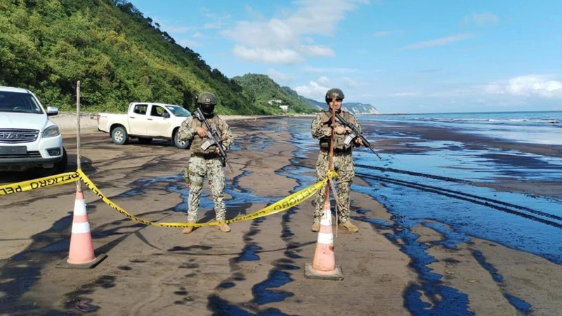 Lực lượng chức năng Ecuador tại hiện trường vụ tràn dầu. Ảnh: AFP