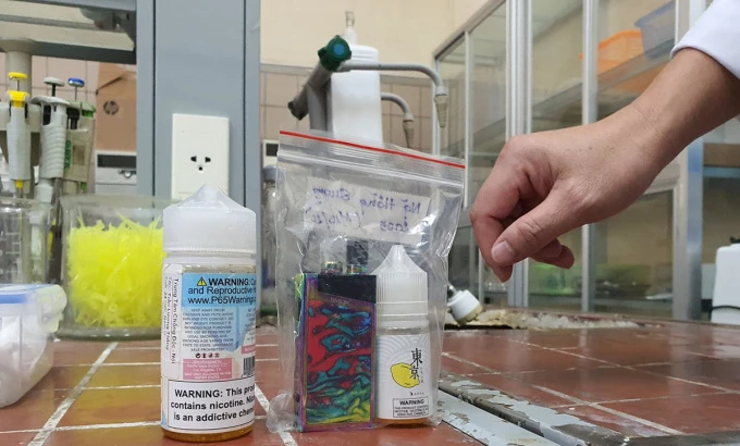 Một mẫu thuốc lá điện tử pha trộn ma túy được xét nghiệm tại Bệnh viện Bạch Mai. Ảnh: LÊ HUYỀN