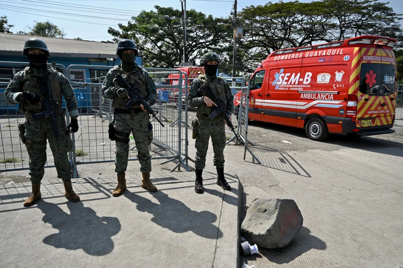 Cảnh sát được triển khai dẹp loạn tại nhà tù Guayas 1. Ảnh: BLOOMBERG