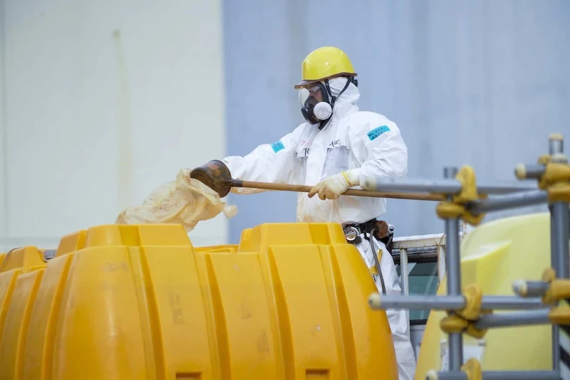Kiểm tra phóng xạ tại Nhà máy điện Fukushima số 1. Ảnh: NIKKEI