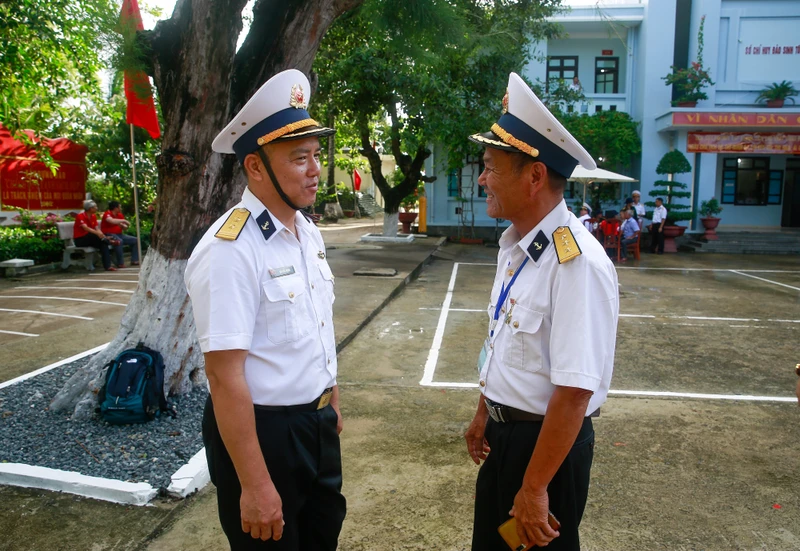 Cựu chiến binh Trần Văn Lịch (bên phải) động viên bộ đội đang làm nhiệm vụ trên quần đảo Trường Sa.