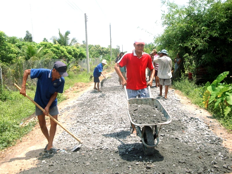 Người dân đóng góp ngày công làm đường giao thông nông thôn.