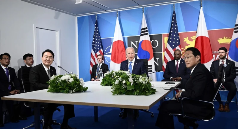 Các nhà lãnh đạo Mỹ, Hàn Quốc và Nhật Bản tại một cuộc họp ba bên. Ảnh: CNN