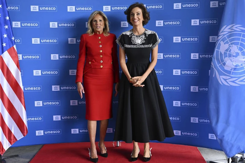 Bà Jill Biden (trái) và Tổng Giám đốc UNESCO Audrey tại buổi lễ đánh dấu sự trở lại UNESCO của Mỹ. Ảnh: CNN