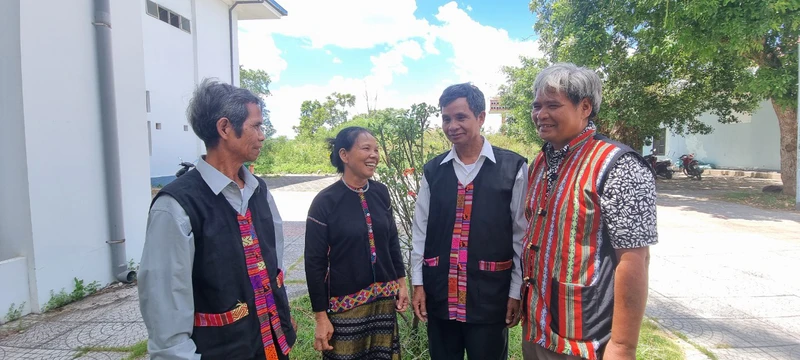 Bà Hồ Thị Thanh (thứ hai từ trái sang) luôn đi đầu trong việc tuyên truyền, vận động người dân xây dựng nông thôn mới.