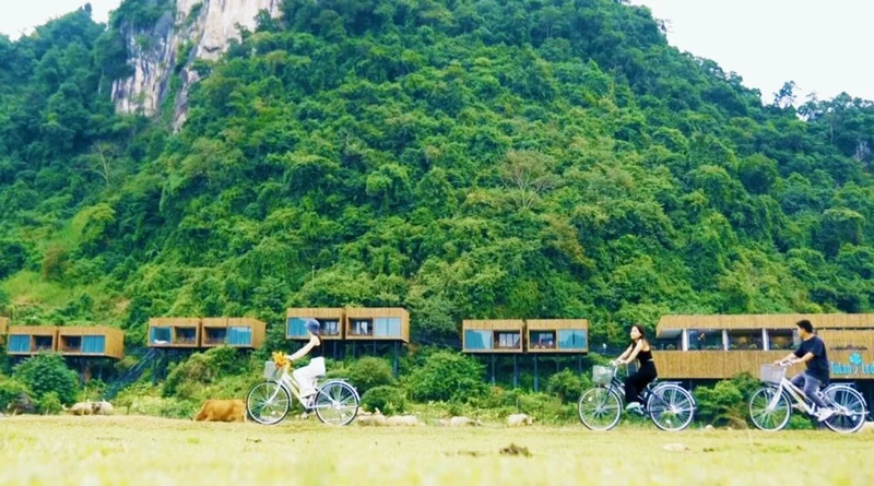 Tú Làn Lodge - cơ sở lưu trú phục vụ du khách khi đến Tân Hóa được lấy ý tưởng từ nhà nổi của người dân.