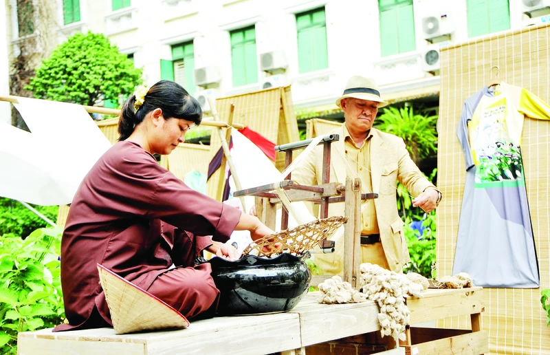 Sản phẩm thời trang thân thiện với môi trường được các doanh nghiệp giới thiệu. Ảnh: NAM ANH