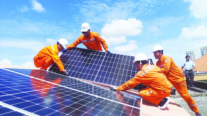 Lắp điện mặt trời tại Thành phố Hồ Chí Minh. Ảnh: LÊ PAN