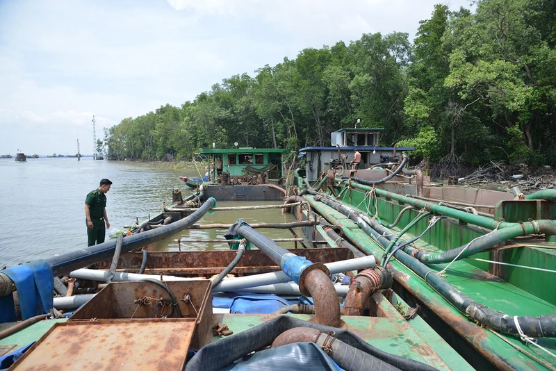 Một vụ khai thác cát trái phép trên vùng biển Cần Giờ bị bắt giữ và xử lý cuối năm 2022.