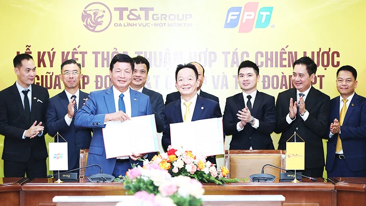 Ông Đỗ Quang Hiển, Chủ tịch Ủy ban Chiến lược T&T Group (phải) và ông Trương Gia Bình, Chủ tịch HĐQT FPT (trái) ký kết thỏa thuận hợp tác chiến lược giữa hai tập đoàn.